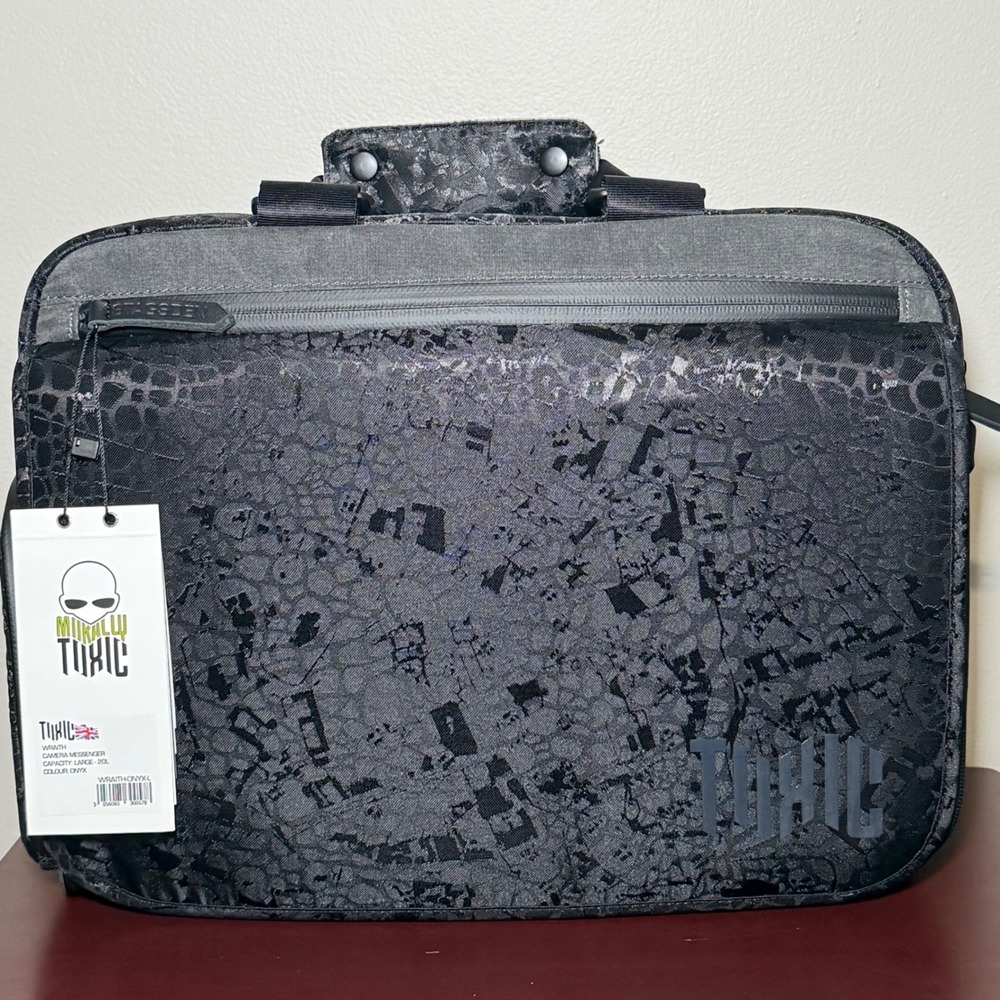 Morally Toxic Wraith Camera Messenger Bag Large 20L Onyx WRAITH-ONYX-L NWT